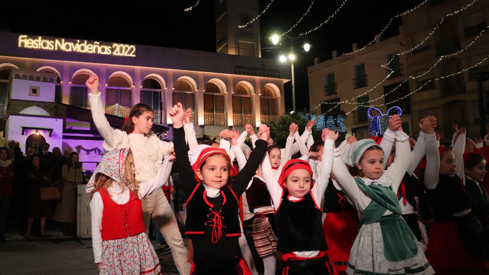 Un grupo de niños, durante una de las actuaciones que han dado color a la inauguración.