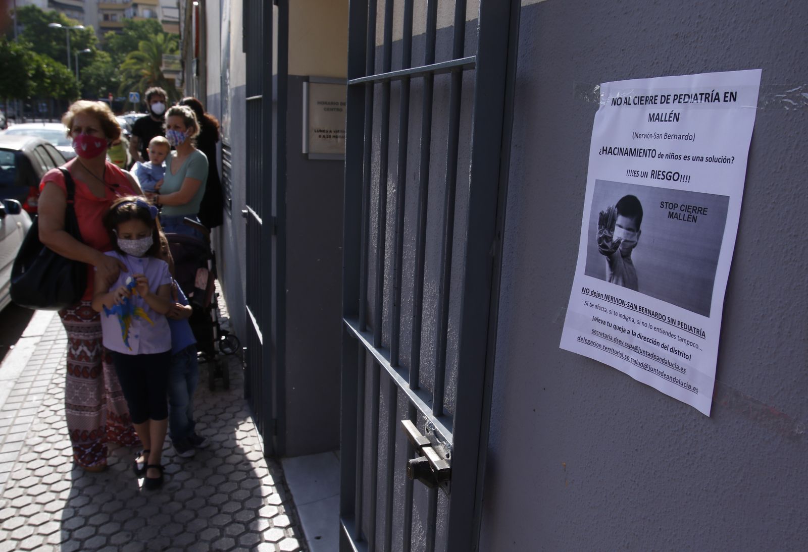 Protestas en el centro de salud de Mallén por el cierre del servicio de Pediatría.