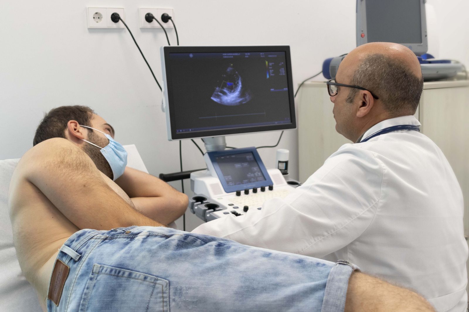 Un facultativo con un paciente.