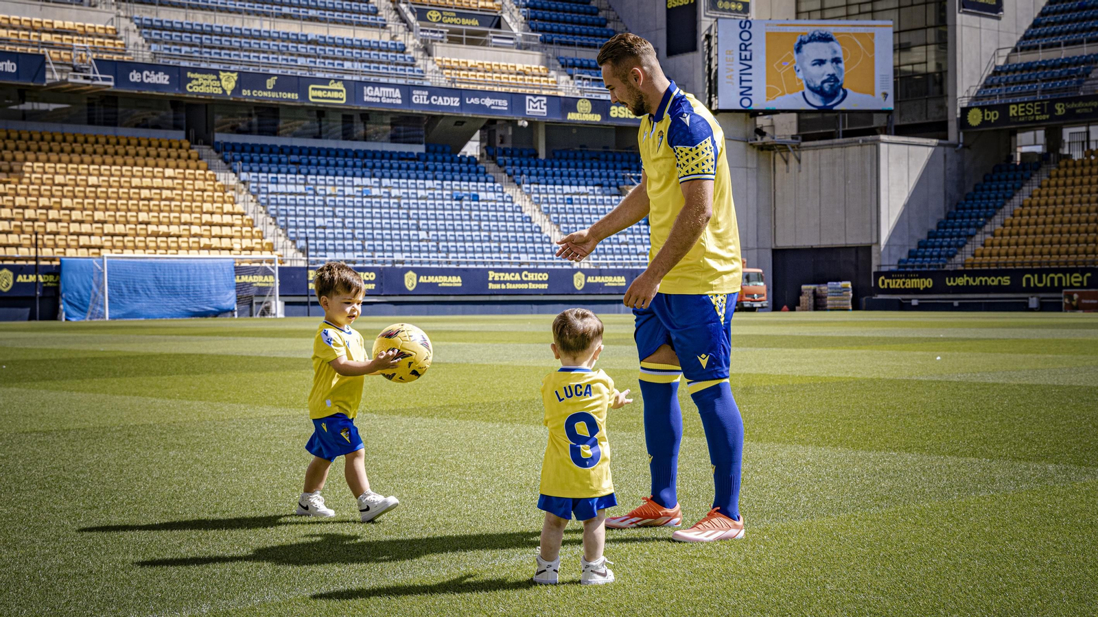 Las inusuales imágenes de la presentación de Ontiveros como nuevo jugador del Cádiz CF
