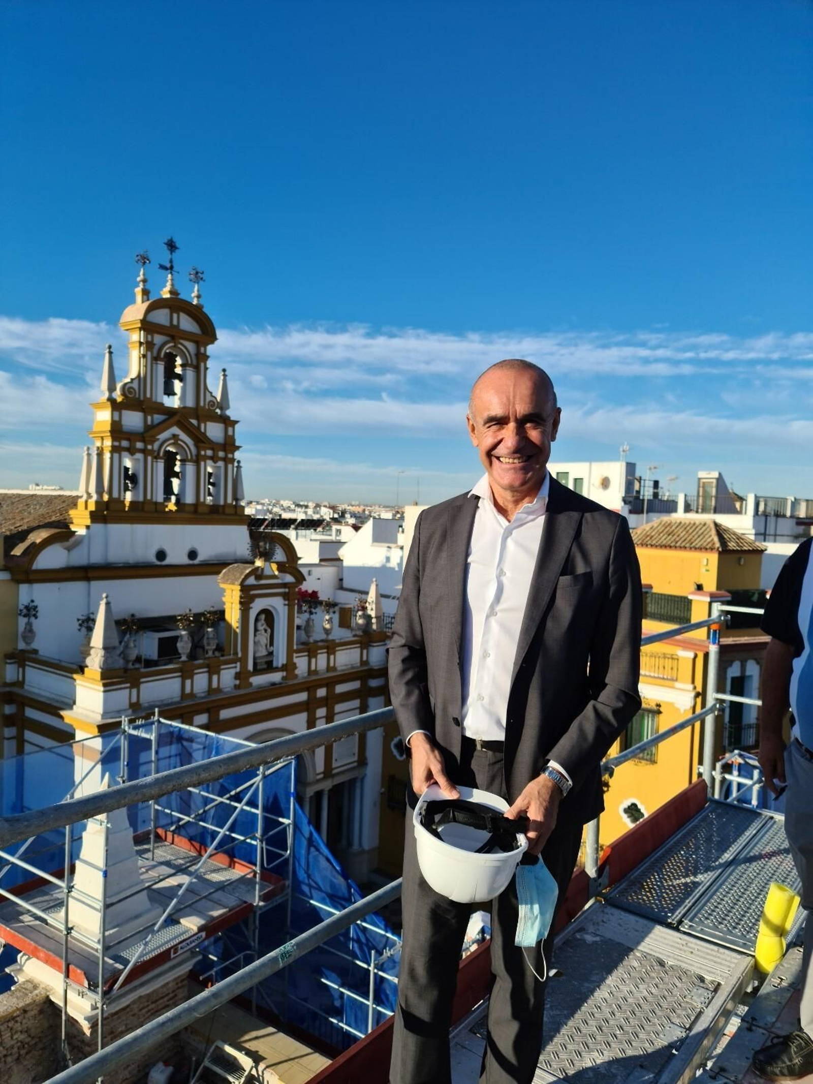 Muñoz, en una visita a las obras del Arco de la Macarena durante su restauración.