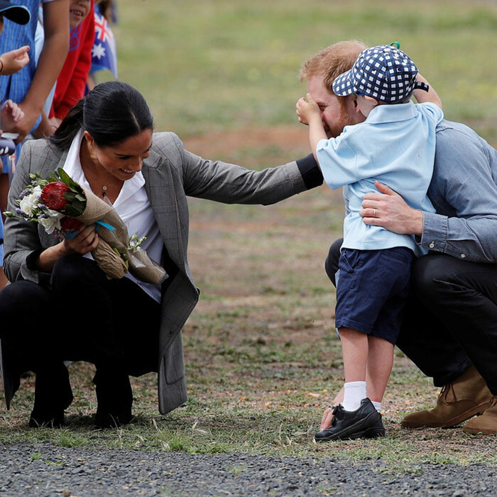 Los duques de Sussex, en una foto de archivo, bromeando con un niño en un acto oficial.