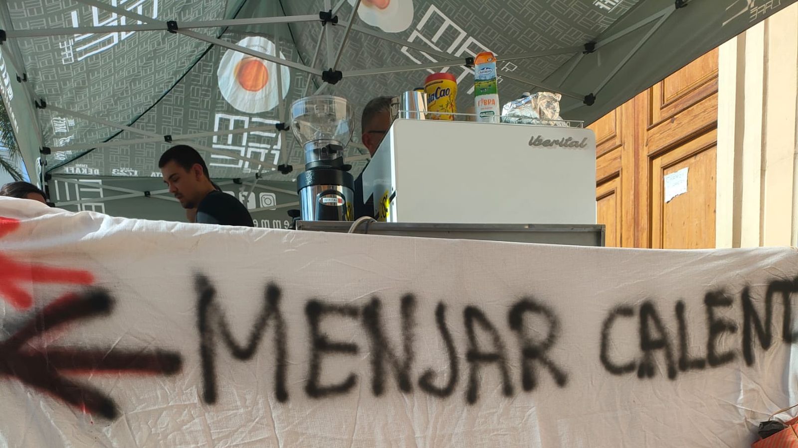 Punto de comida caliente en medio del pueblo