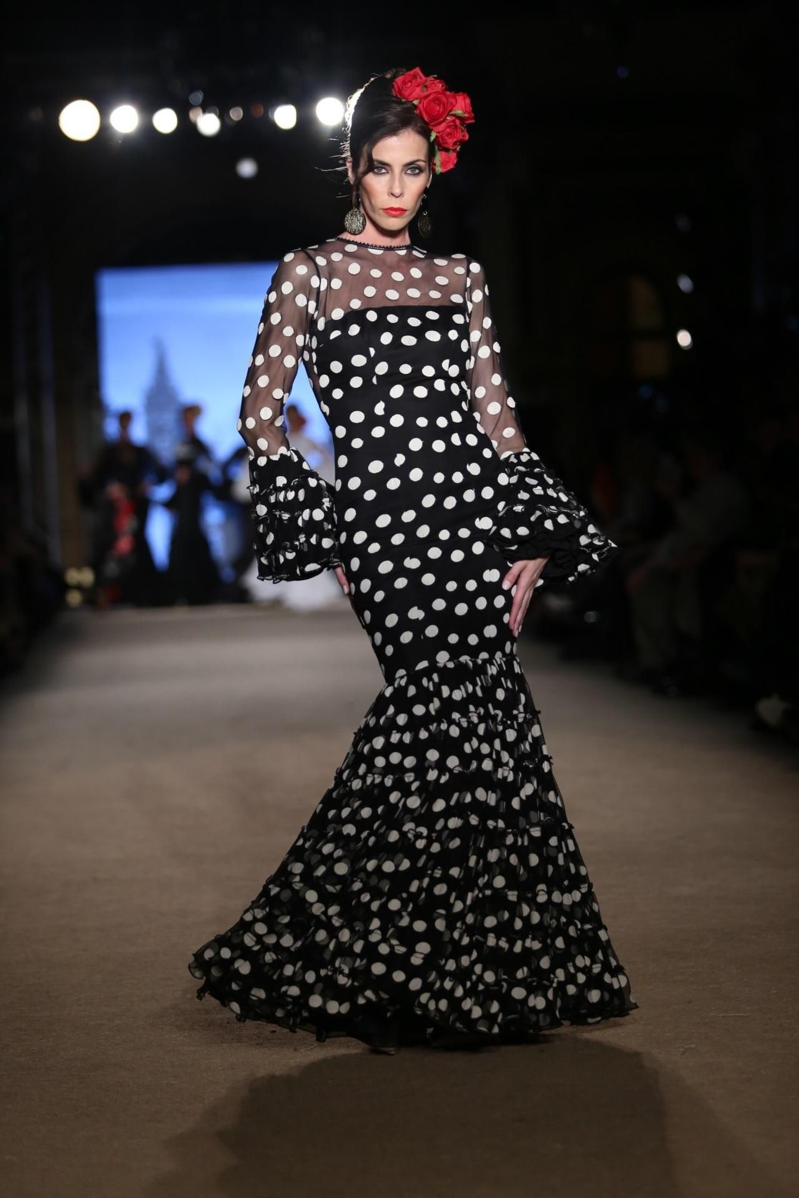 Cómo llevar el traje de flamenca blanco y negro esta temporada