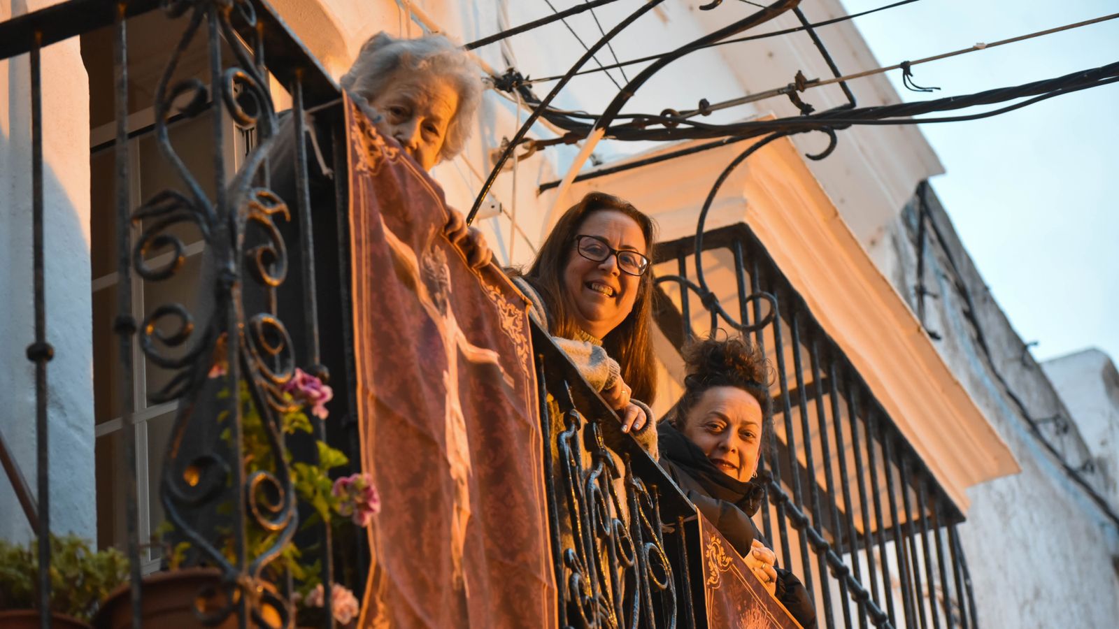 Fotos del Martes Santos en Tarifa: Santisimo Cristo de la Salud y Nuestra Señora de los Dolores