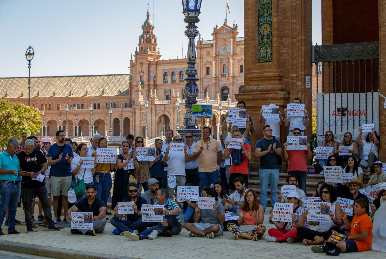 Trabajadores de Abengoa y familiares, concentrados este lunes ante la sede la Delegación del Gobierno de Andalucía en la Plaza de España en Sevilla para pedir al Ejecutivo central que dé una respuesta al rescate del grupo Abengoa.