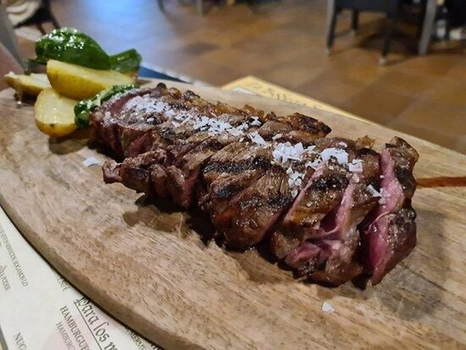 Carne servida en La Bodega de Salteras.