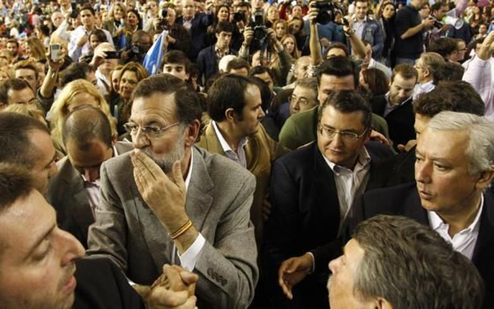 Mariano Rajoy ofrece un mitin en el palacio de deportes de Sevilla, con la presencia de Javier Arenas, Juan ignacio Zoido y Cristobal Montoro, entre otros miembros del Partido Popular.

Foto: El mitin del Partido Popular en Sevilla, en im?nes