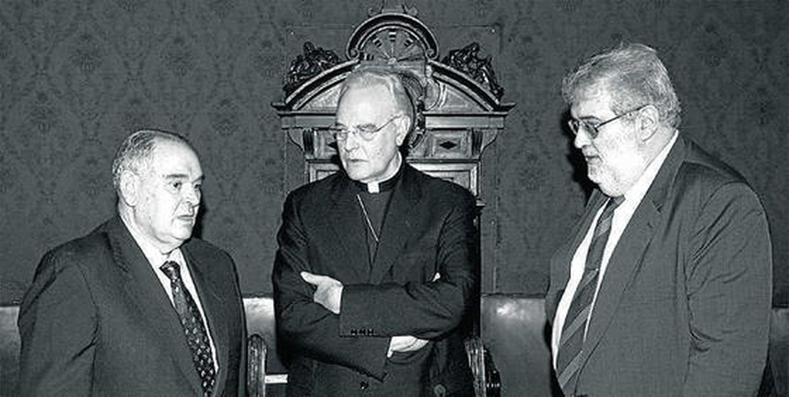Con el ex presidente de Cajasur, Miguel Castillejo, y monseñor Amigo, en 2002./ Efe