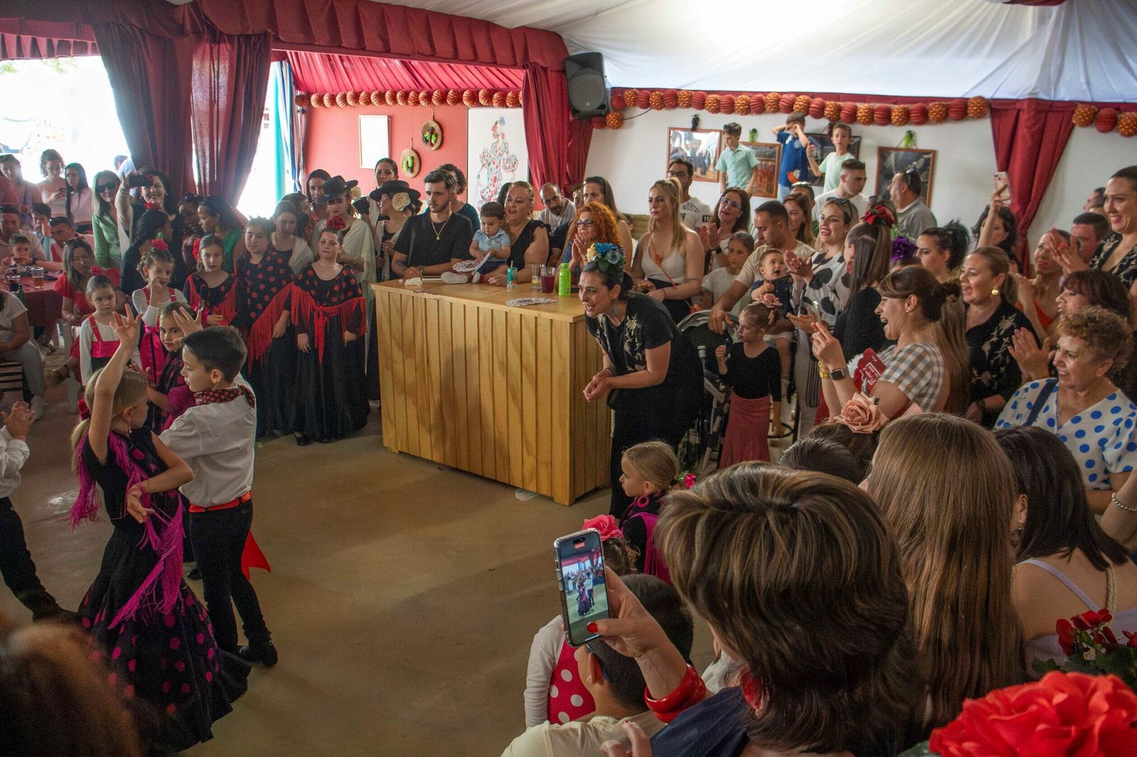 Granada vive un domingo de Corpus marcado por el buen tiempo.