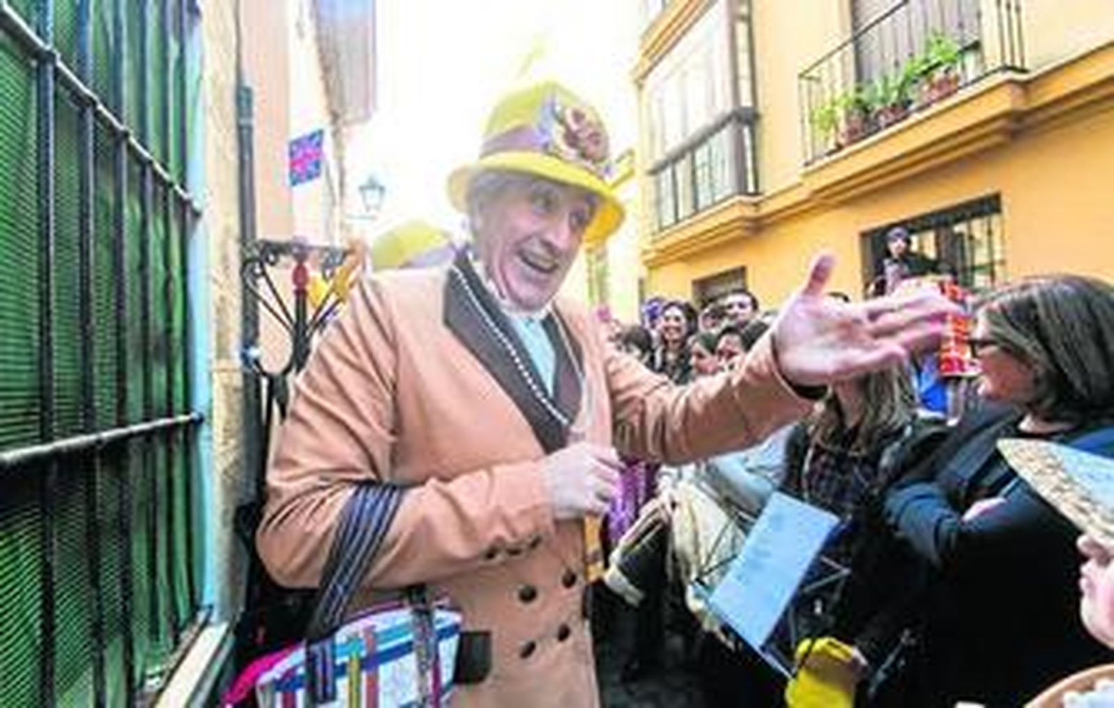 Antonio Delfín, componente de la chirigota del perchero, interpretando el repertorio de 'Quédate que queda té' en el primer pase de este Carnaval.