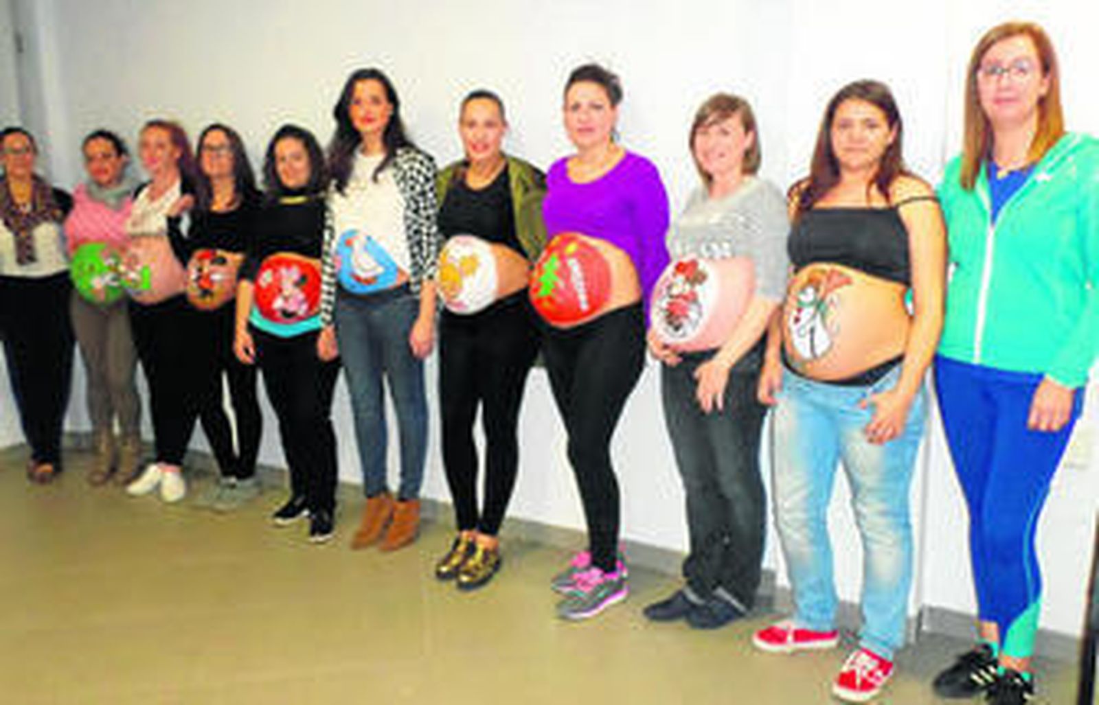 Las matronas Sofía Ureña y Mónica Carreño flanquean a las mamás que participaron en el último taller de pintapanzas.