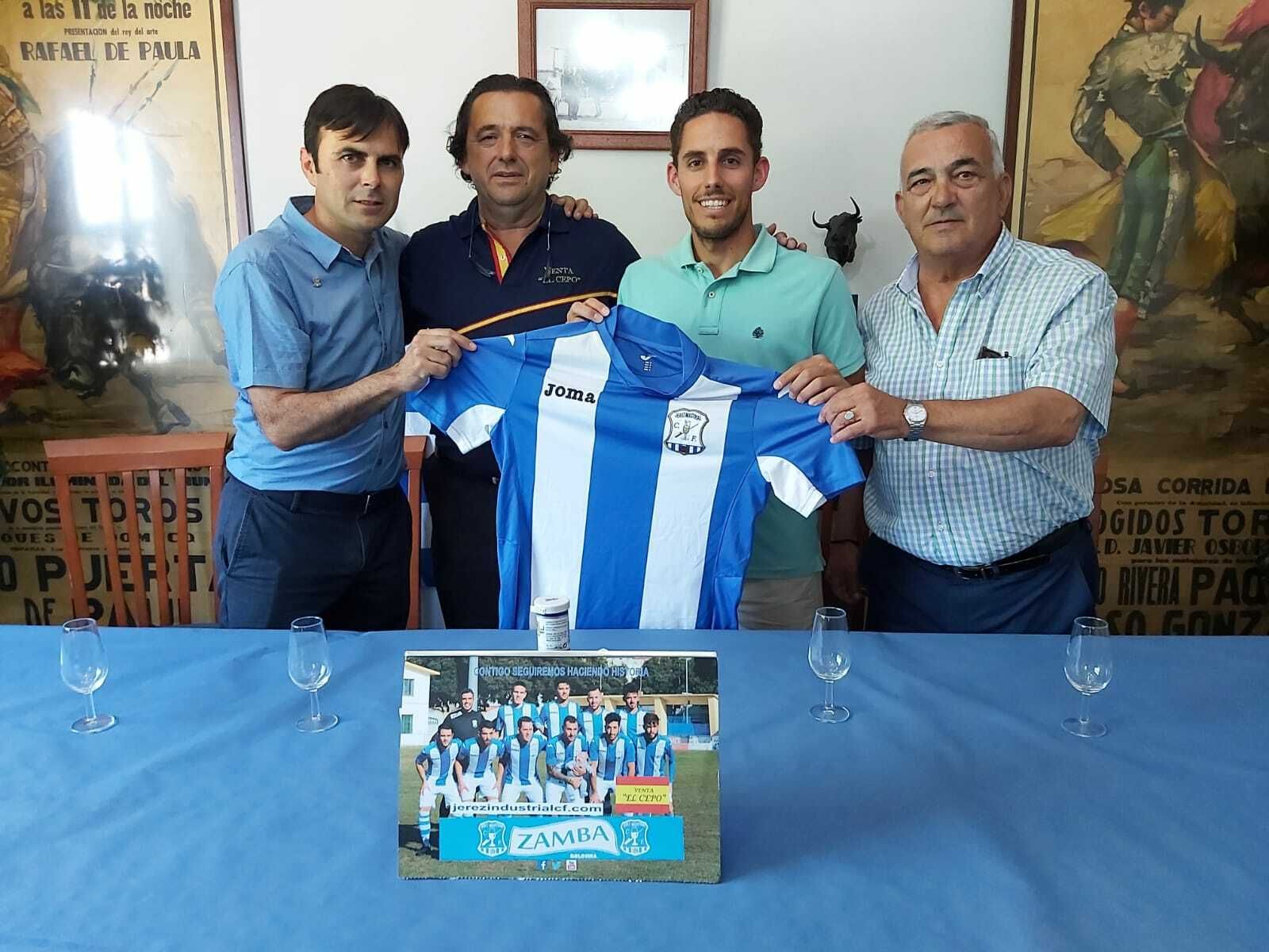 Caballero, junto a Pedro Garrido, Manuel Queijo y Miguel, gerente de la Venta El Cepo.