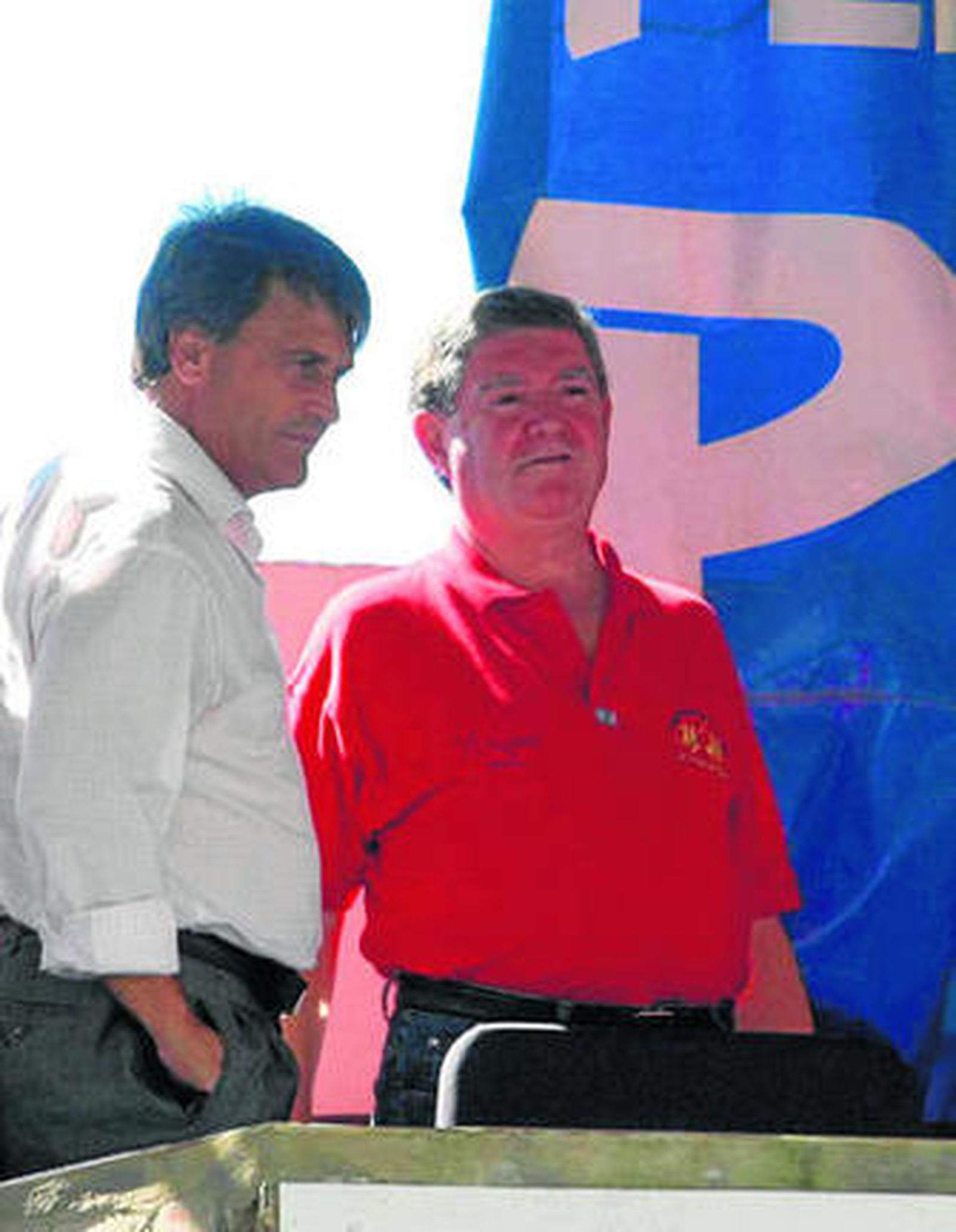Luis Gil (a la derecha, de rojo), junto a Mario Galán en el palco del Francisco Bono de Alcalá.