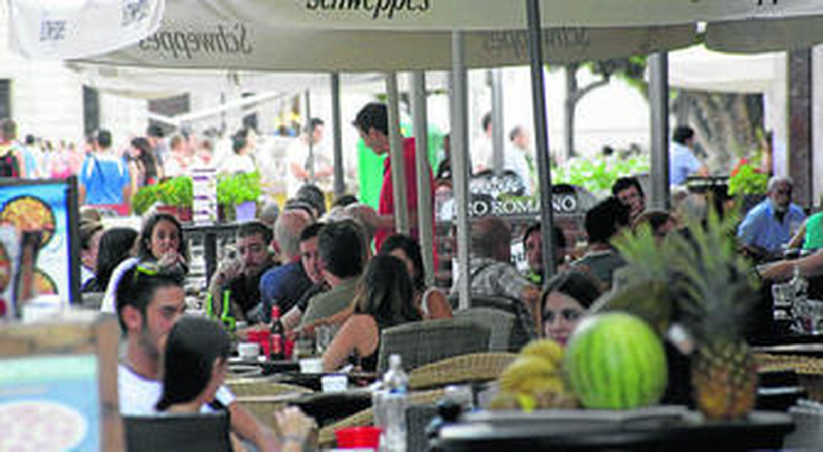 Los clientes de una terraza hablan en un bar.