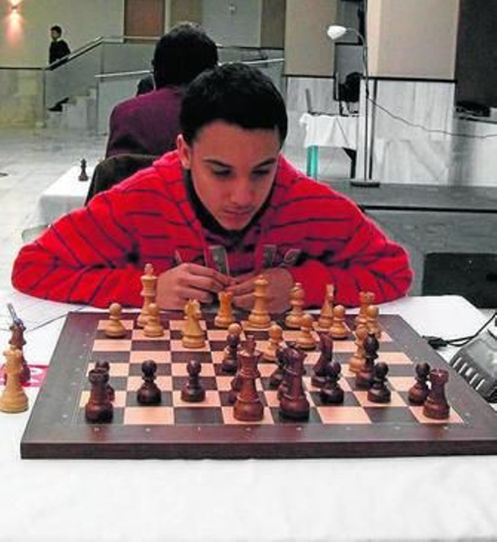 El búlgaro Berbatov se muestra concentrado frente al tablero.