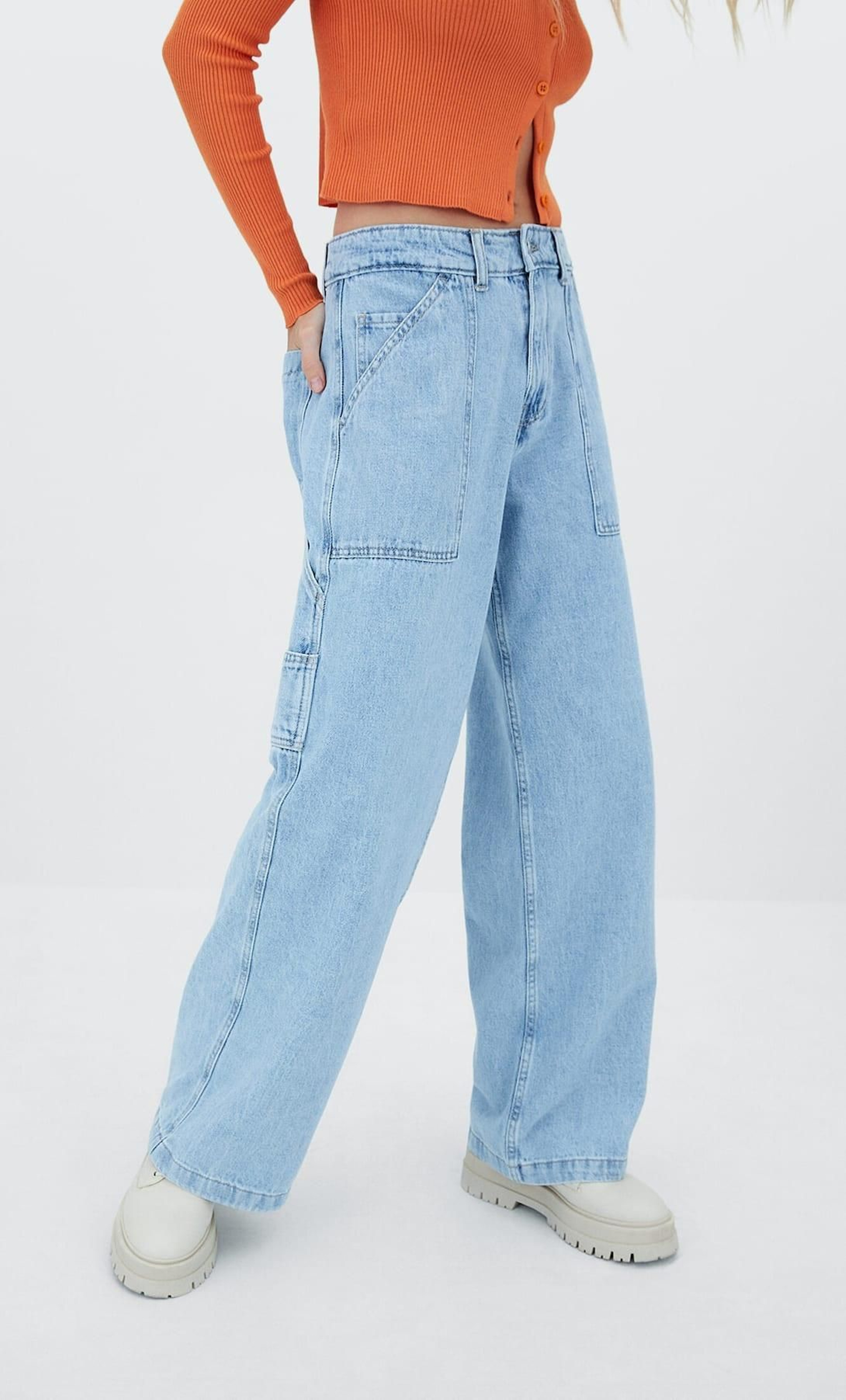 Vaqueros de estética dosmilera, la tendencia que regresa esta primavera 2022.