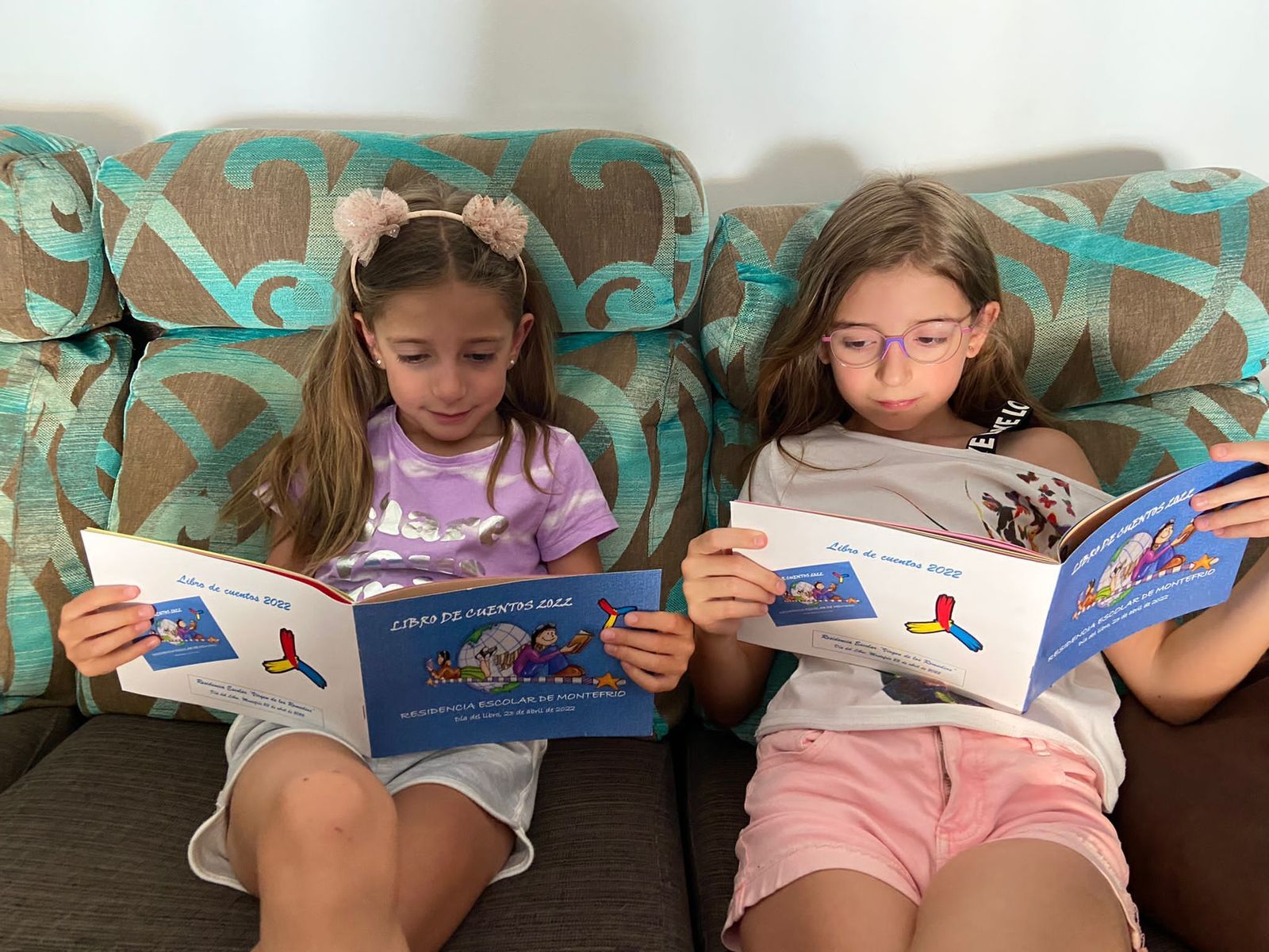 Dos niñas leen el libro de relatos