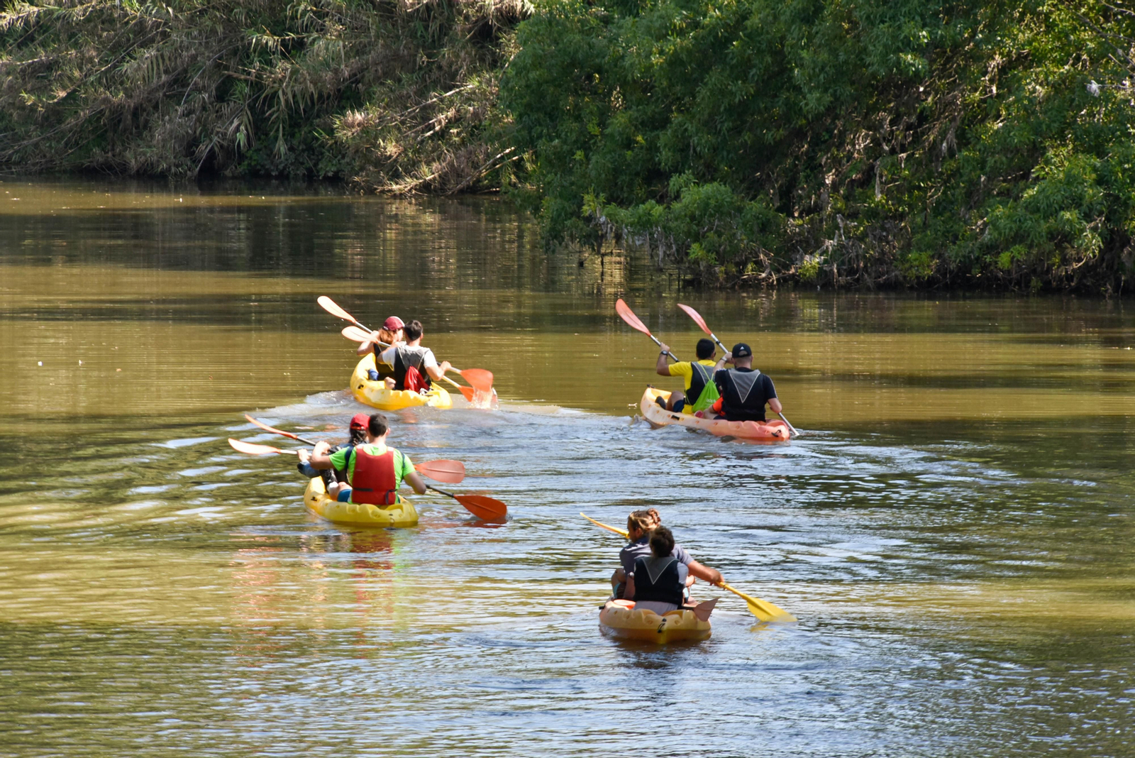 Javier Goyeneche guía al grupo por el río Palmones