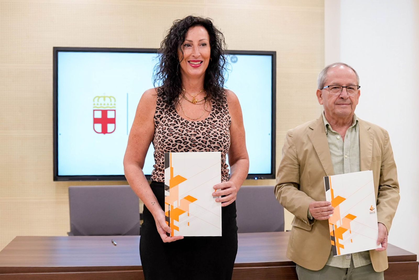 La alcaldesa y el decano de los arquitectos, en la presentación del concurso de ideas el año pasado.