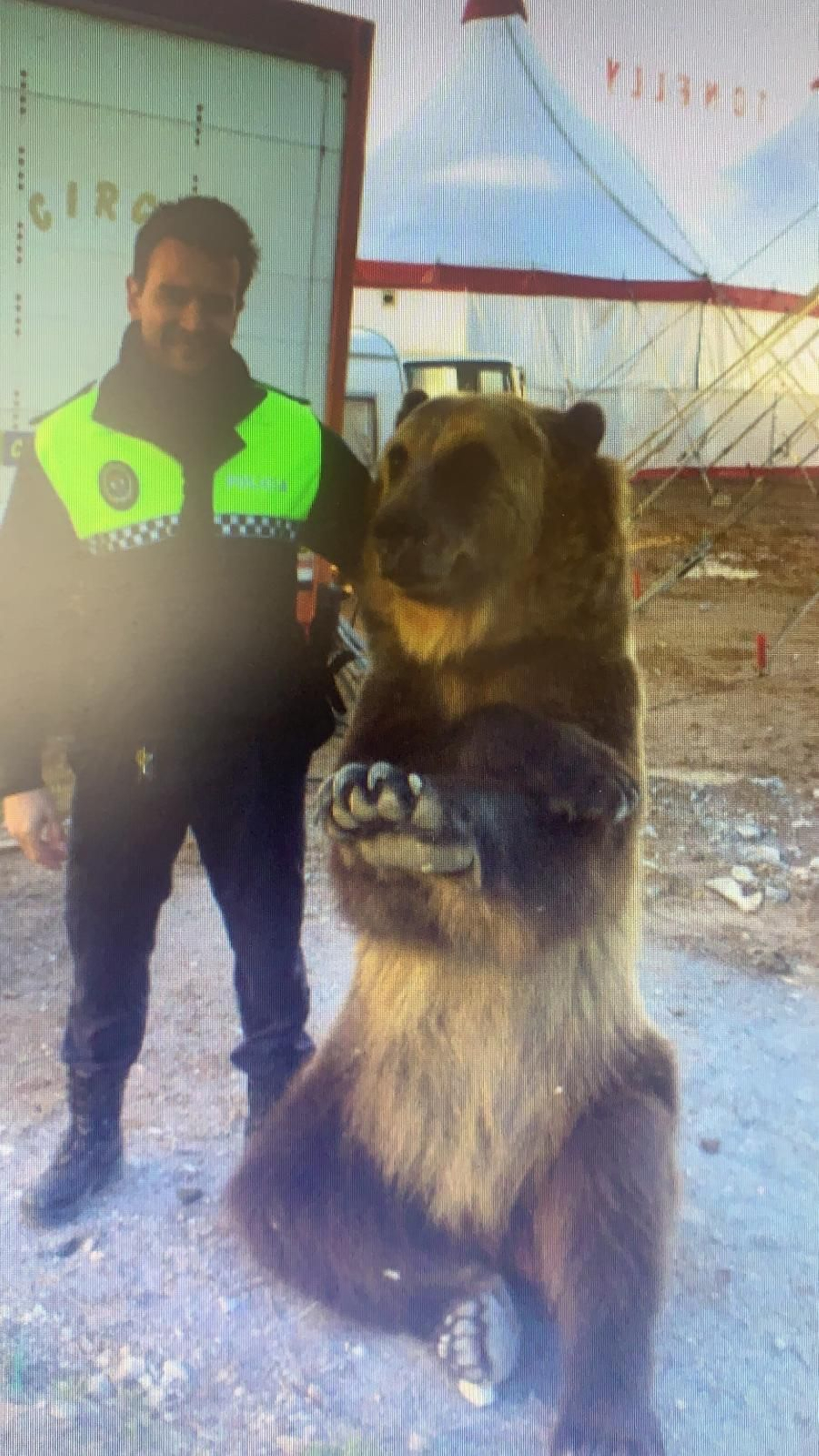 Imagen antigua de Diego García junto a un oso pardo de un circo al que tuvo que escanear el chip de identificación