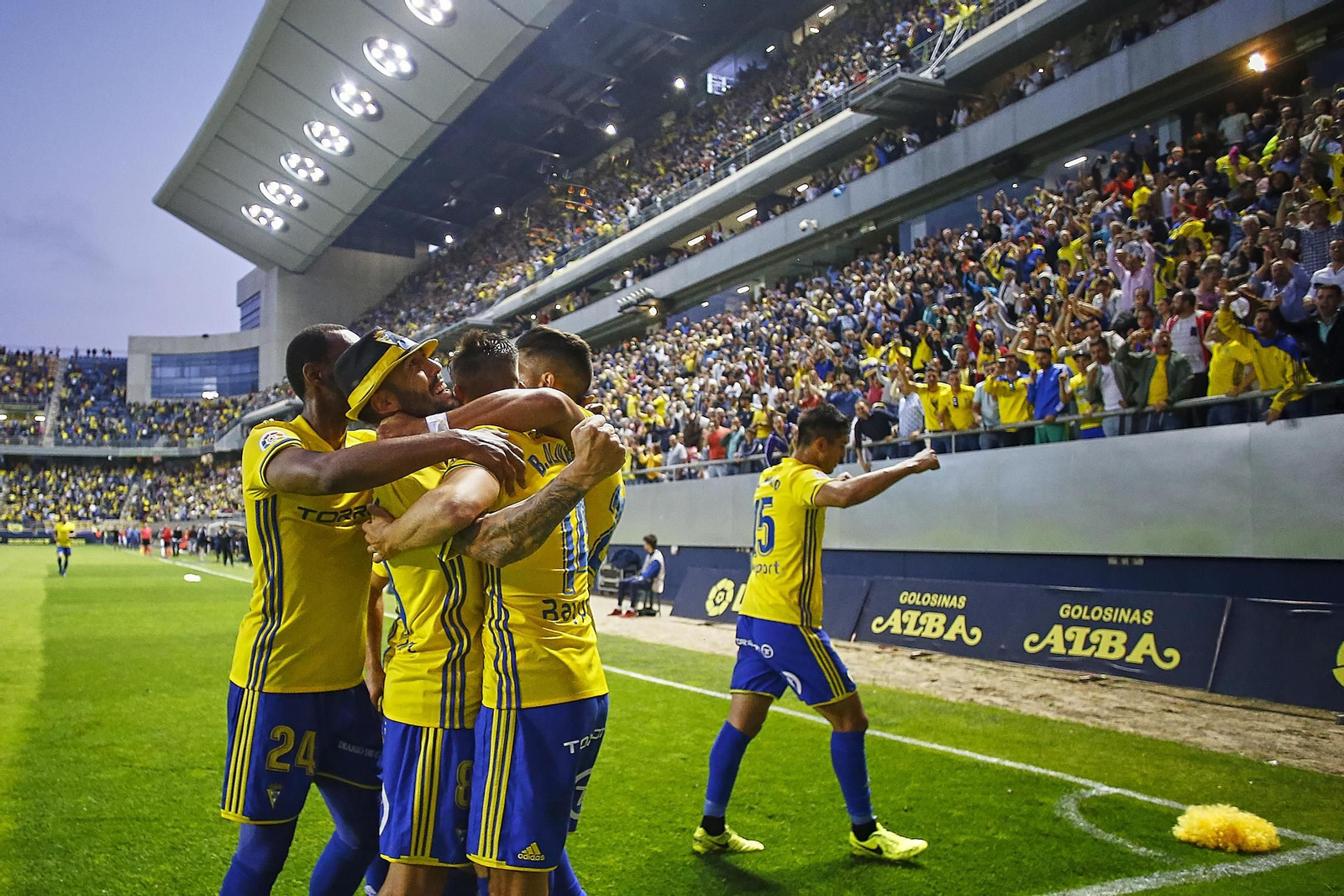 Los jugadores del Cádiz celebran el tanto de Alberto Perea junto a las gradas de Tribuna y Fondo Norte, con la afición entregada.