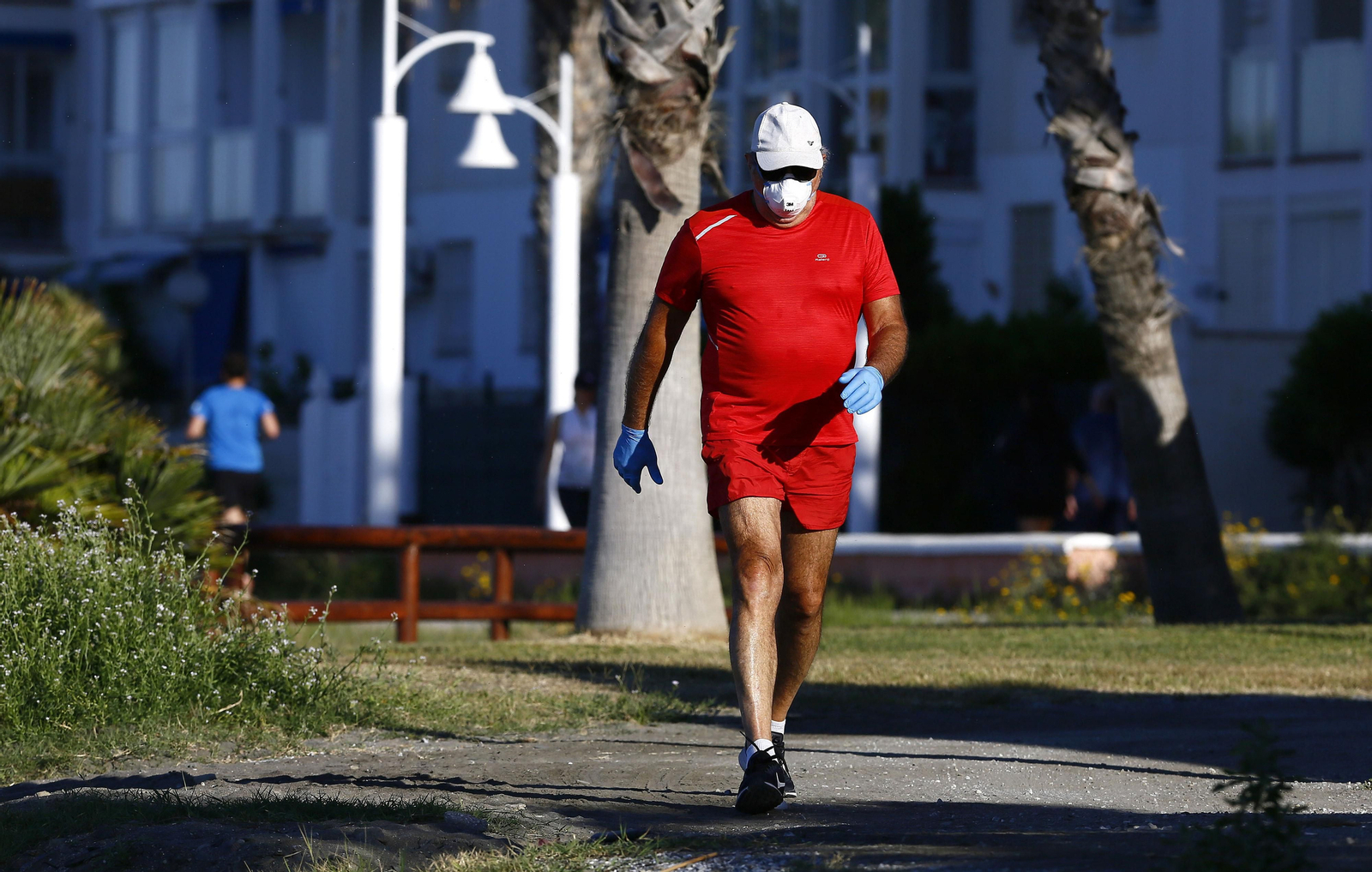 Runners y ciclistas salen al atardecer, en fotos