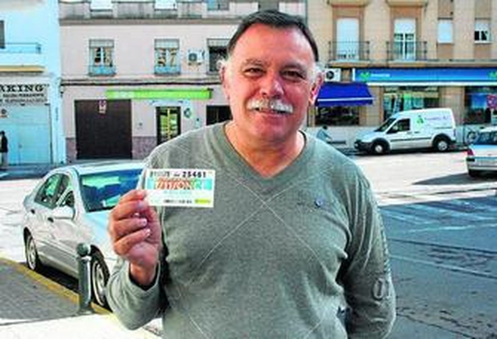 El lotero lucentino Domingo Bordallo con el billete.