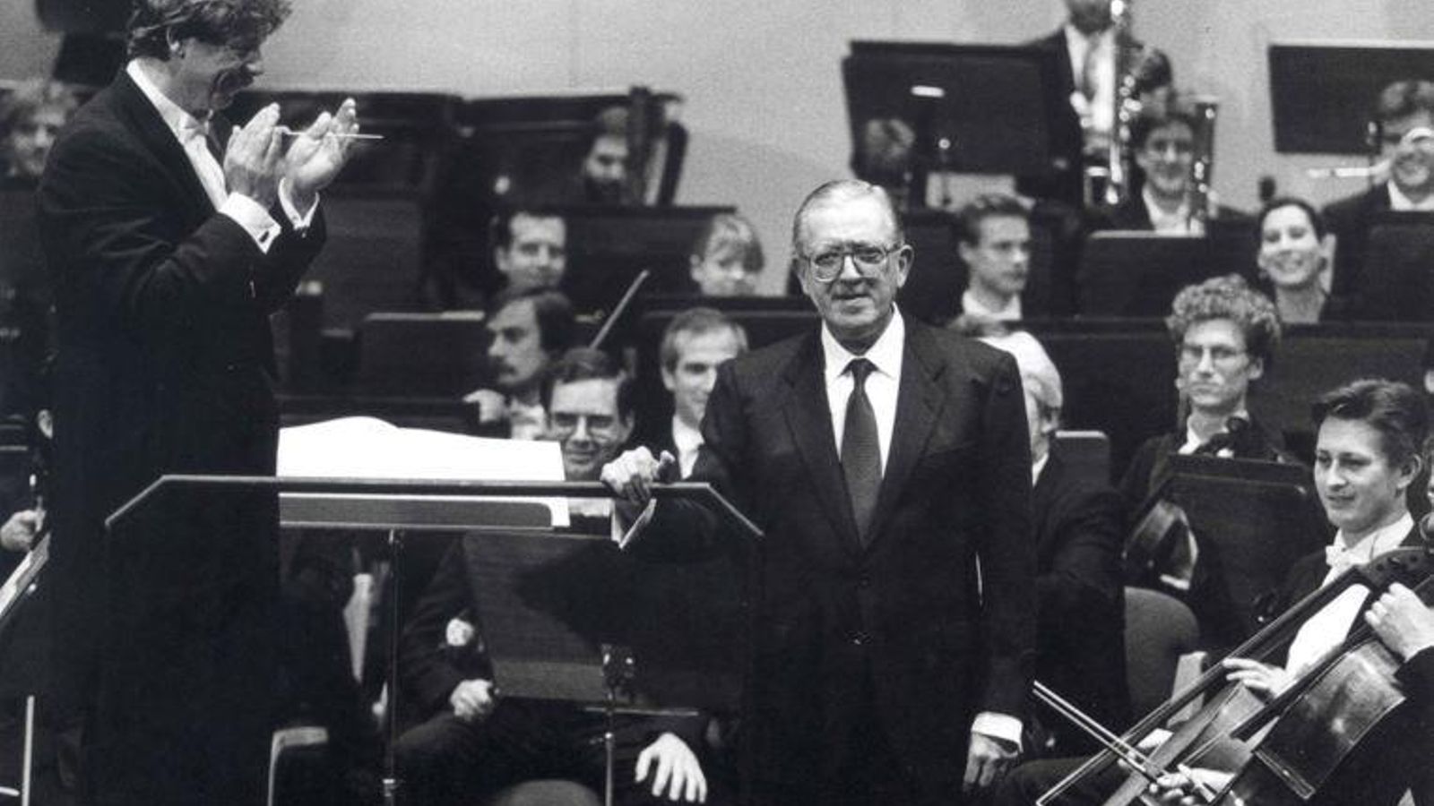 Con la Sinfónica de Sevilla dirigida por Vjekoslav Sutej después del estreno de su '2ª sinfonía' en febrero de 1993