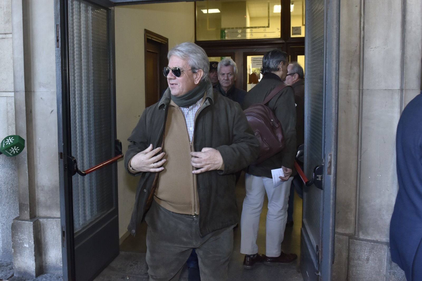 Uno de los imputados sale de los juzgados de Sevilla
