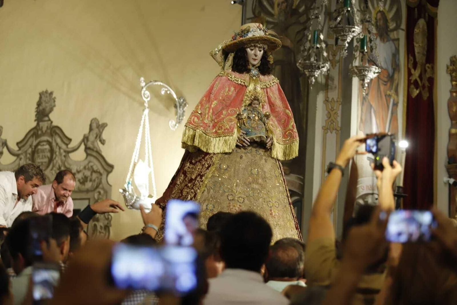 Traslado: las primeras imágenes de la Virgen del Rocío por las calles de Almonte