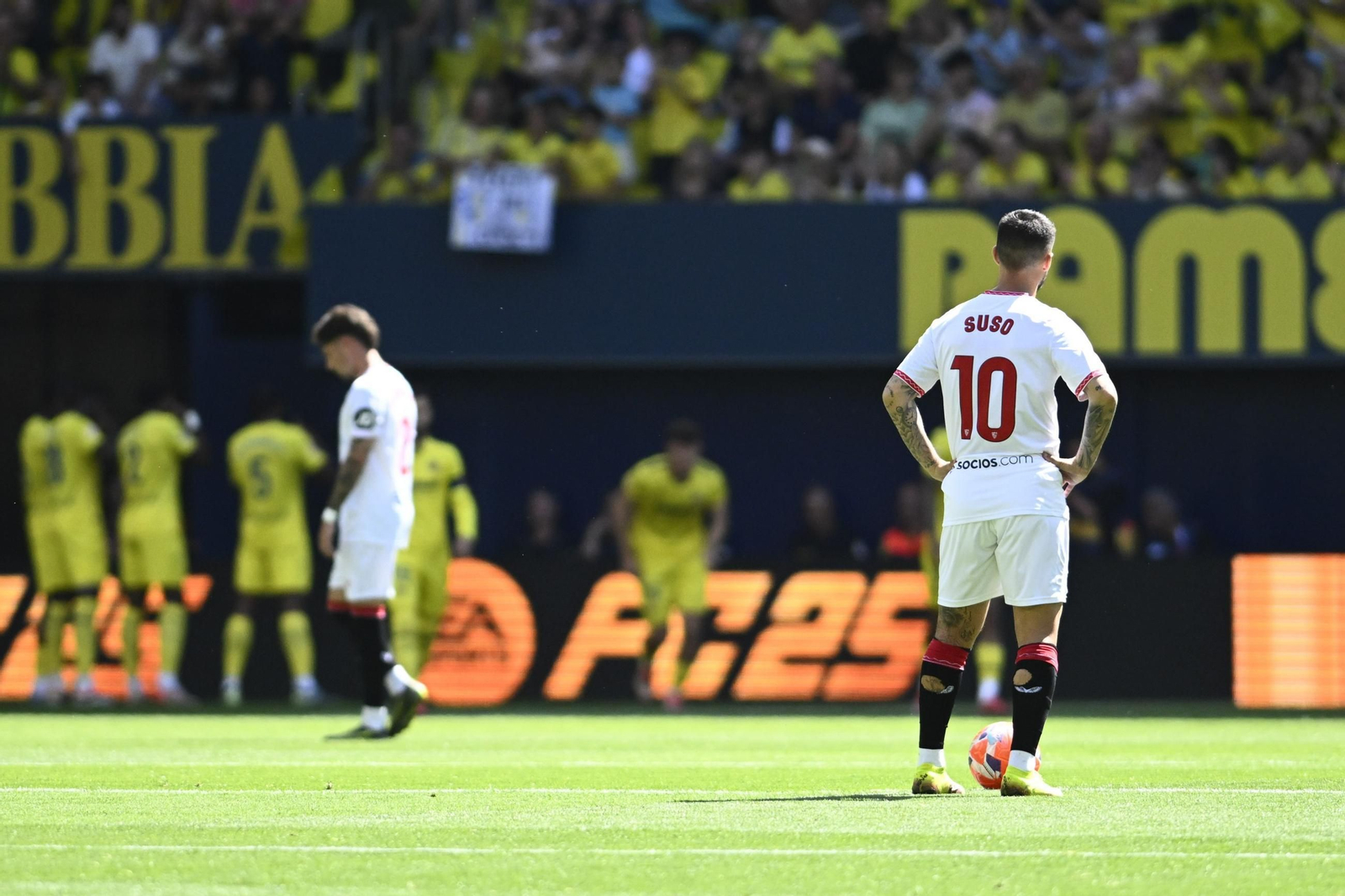 Gesto de decepción de Suso por la goleada en Villarreal.