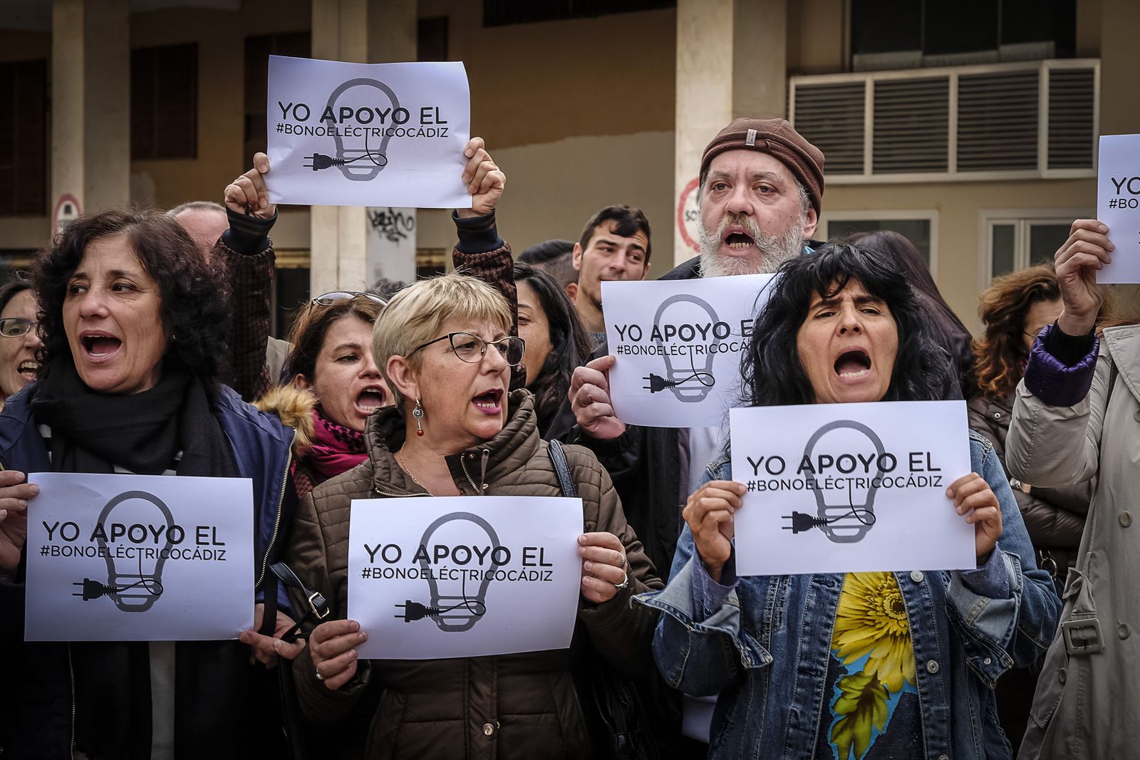 Protesta ante la sede de Eléctrica de Cádiz en favor del bono local.