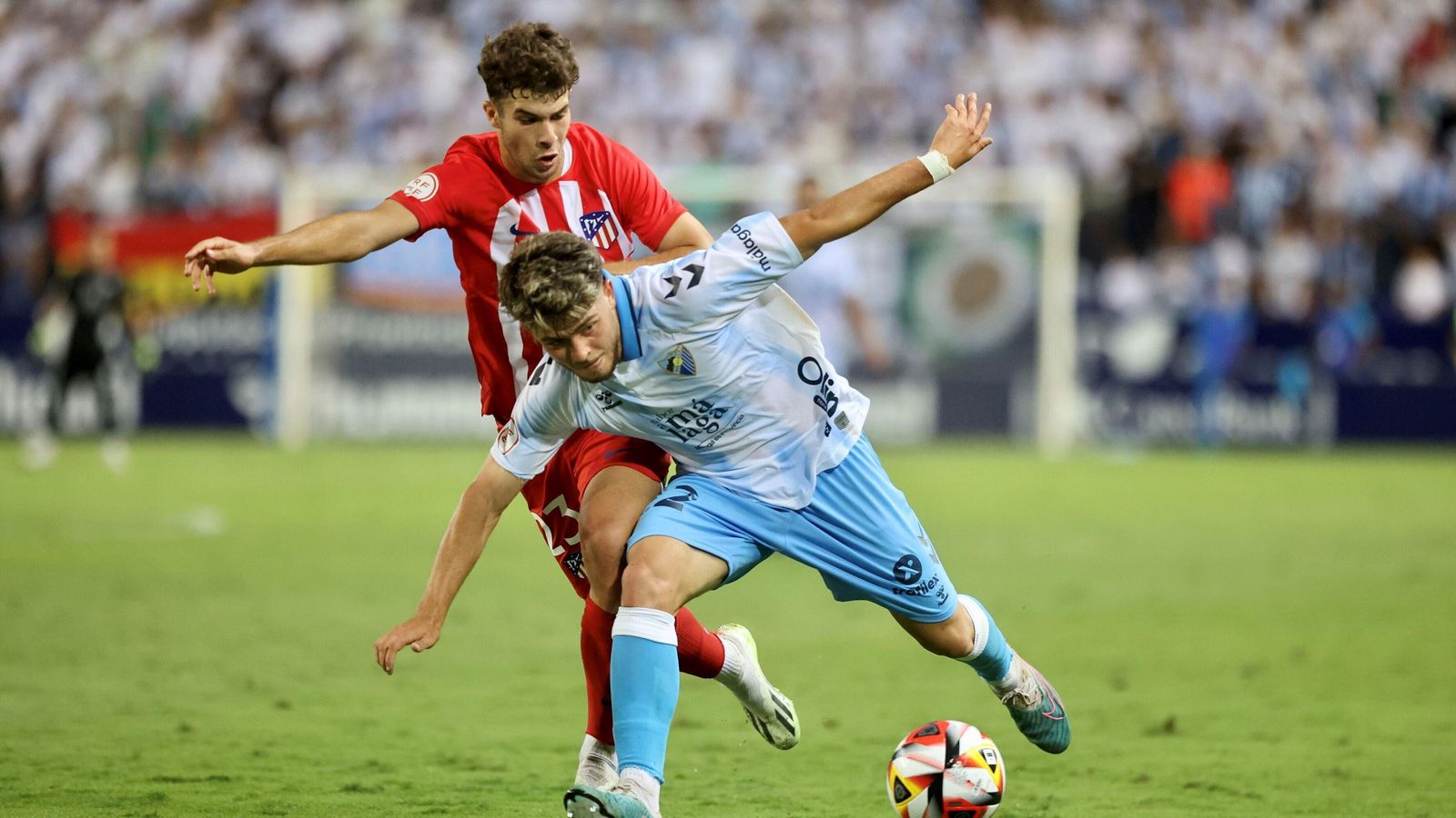 Aitor Gismera en una pugna con el malaguista Kevin Medina, esta temporada.