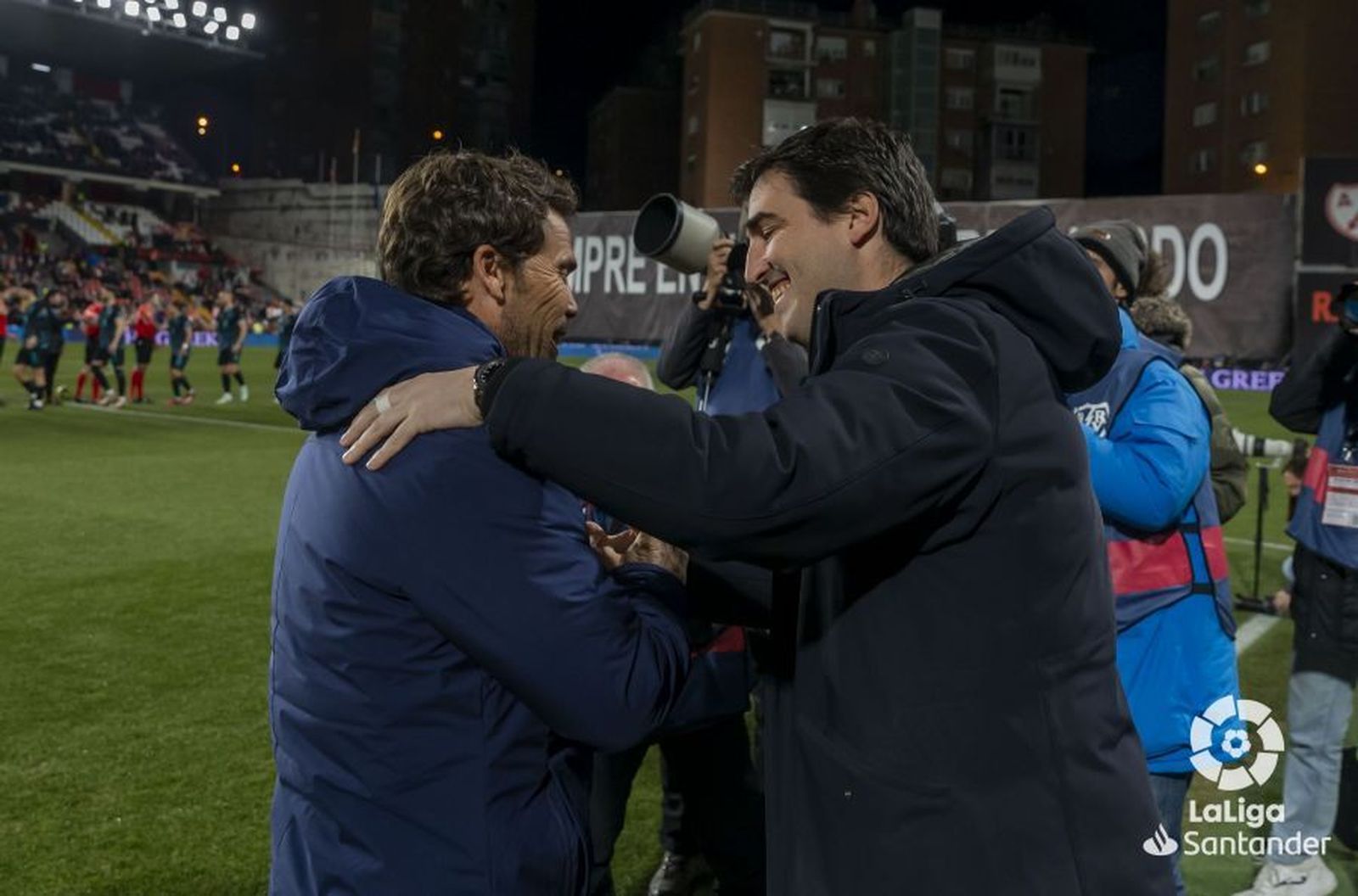 Rubi y Andoni Iraola se saludan antes del comienzo del partido en Vallecas.