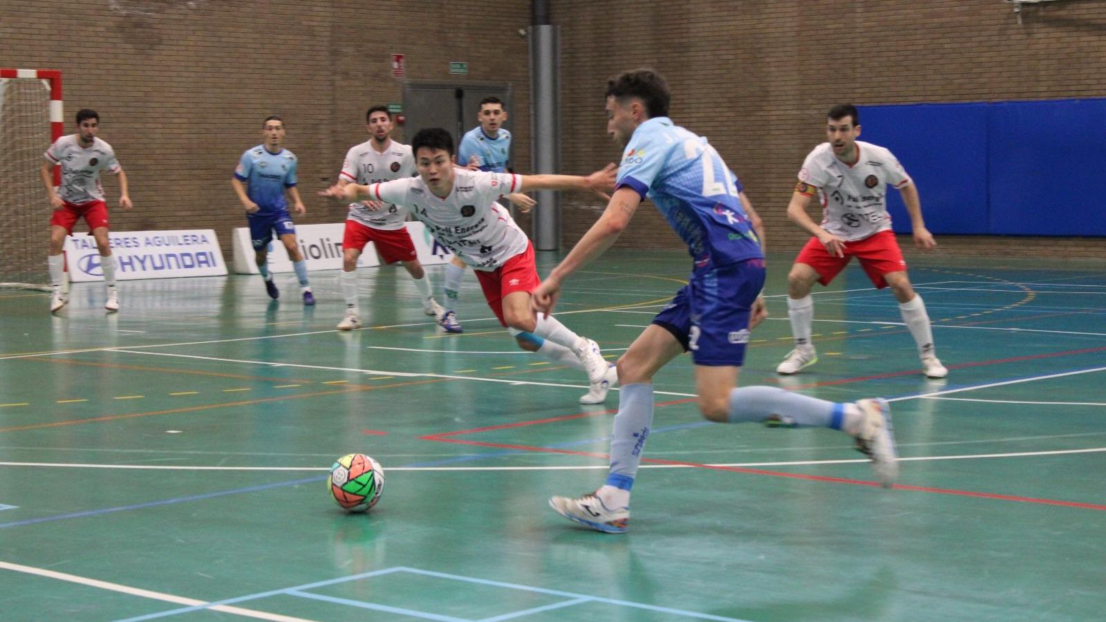Mendive avanza con el balón durante el último encuentro que enfrentó a ambos equipos la pasada campaña.