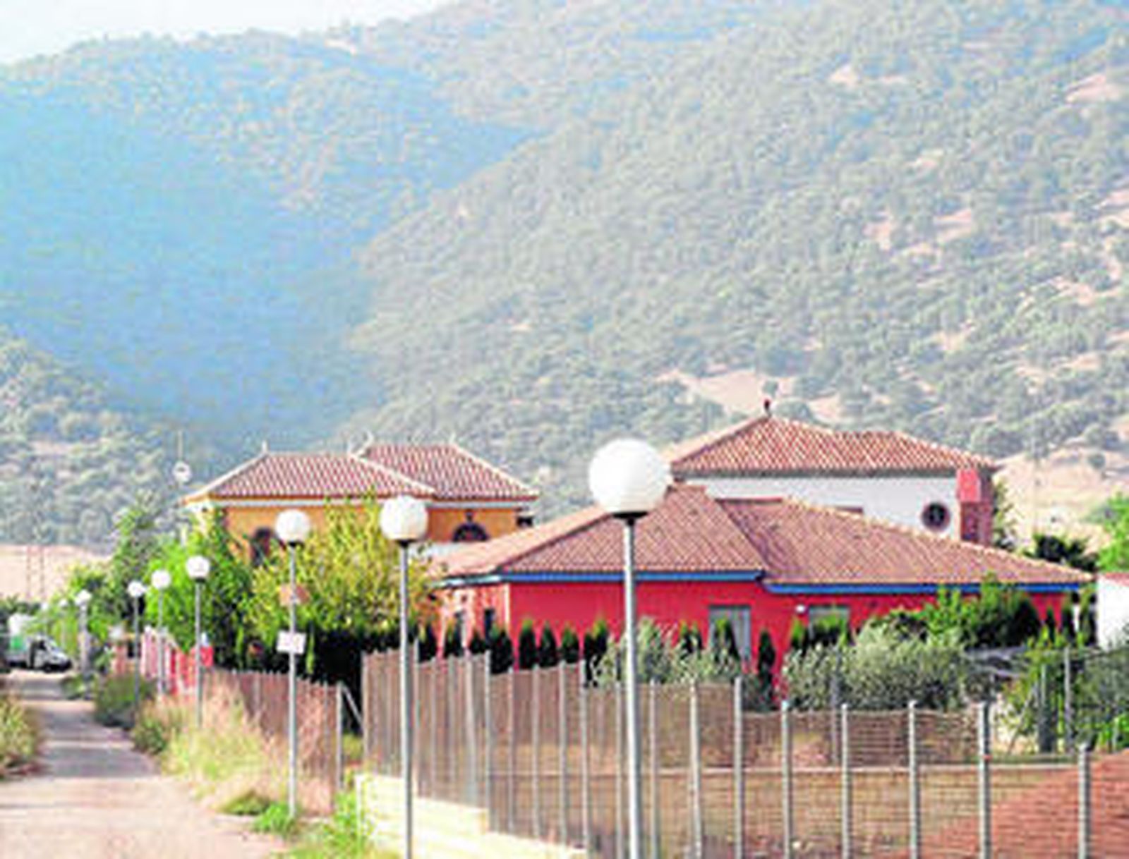 Una de las urbanizaciones próximas a Medina Azahara.