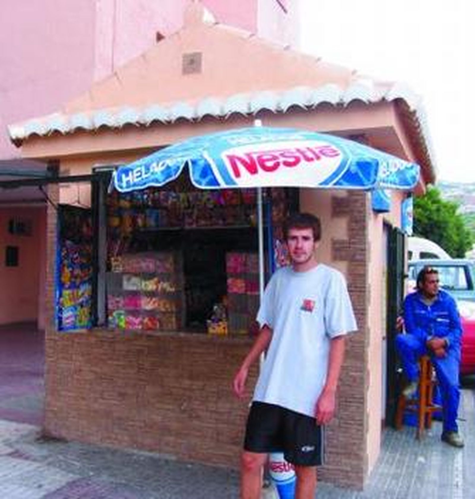 Juan Carlos, ante el kiosco desde el que vivió la riada.