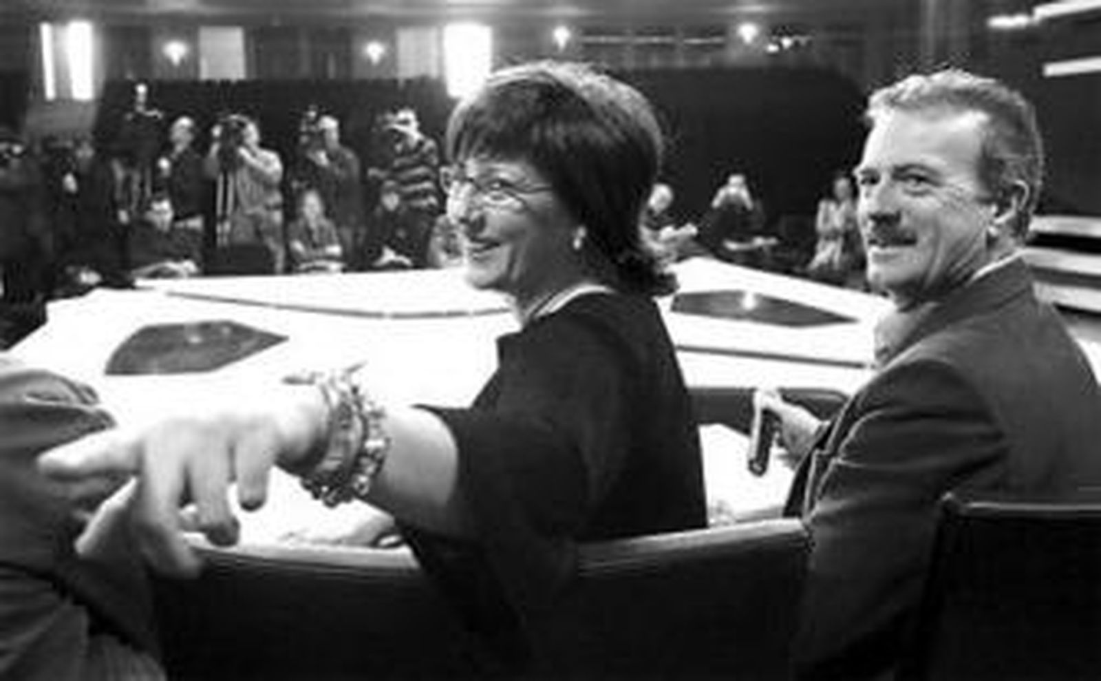 Olga Viza y Manuel Campo Vidal, ayer, en el escenario del debate.