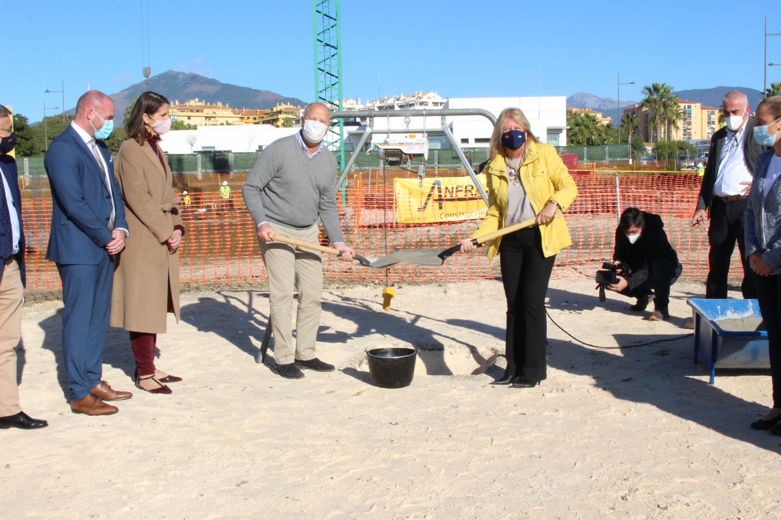 El consejero de Educación, Javier Imbroda, y la alcaldesa de Marbella, Ángeles Muñoz, en el acto de colocación de la primera piedra del instituto de San Pedro Alcántara.