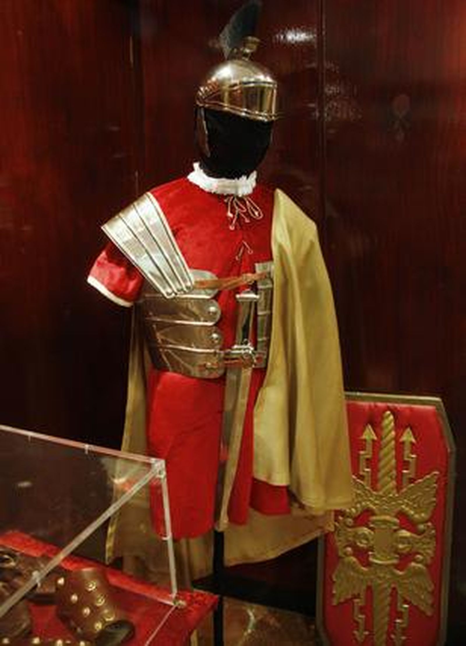 Los visitantes aprecian los objetos de la exposición "Tan lejos y tan cerca", de la Hermandad de la Amargura.

Foto: Belen Vargas