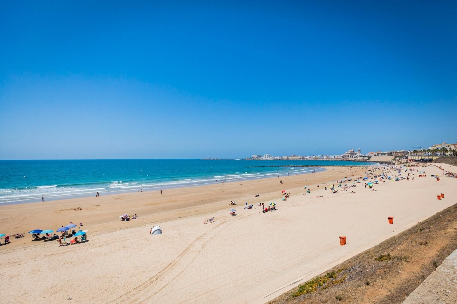 Bajamar en la playa Santa María del Mar en Cádiz.