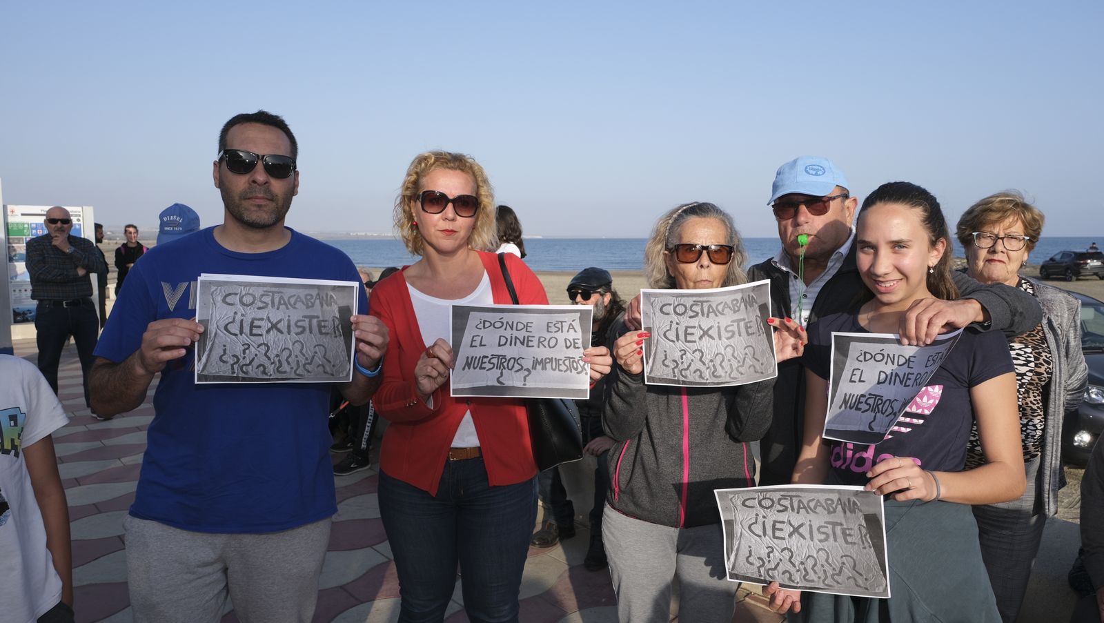 Concentración de los vecinos de Costacabana por los vertidos de agua al mar