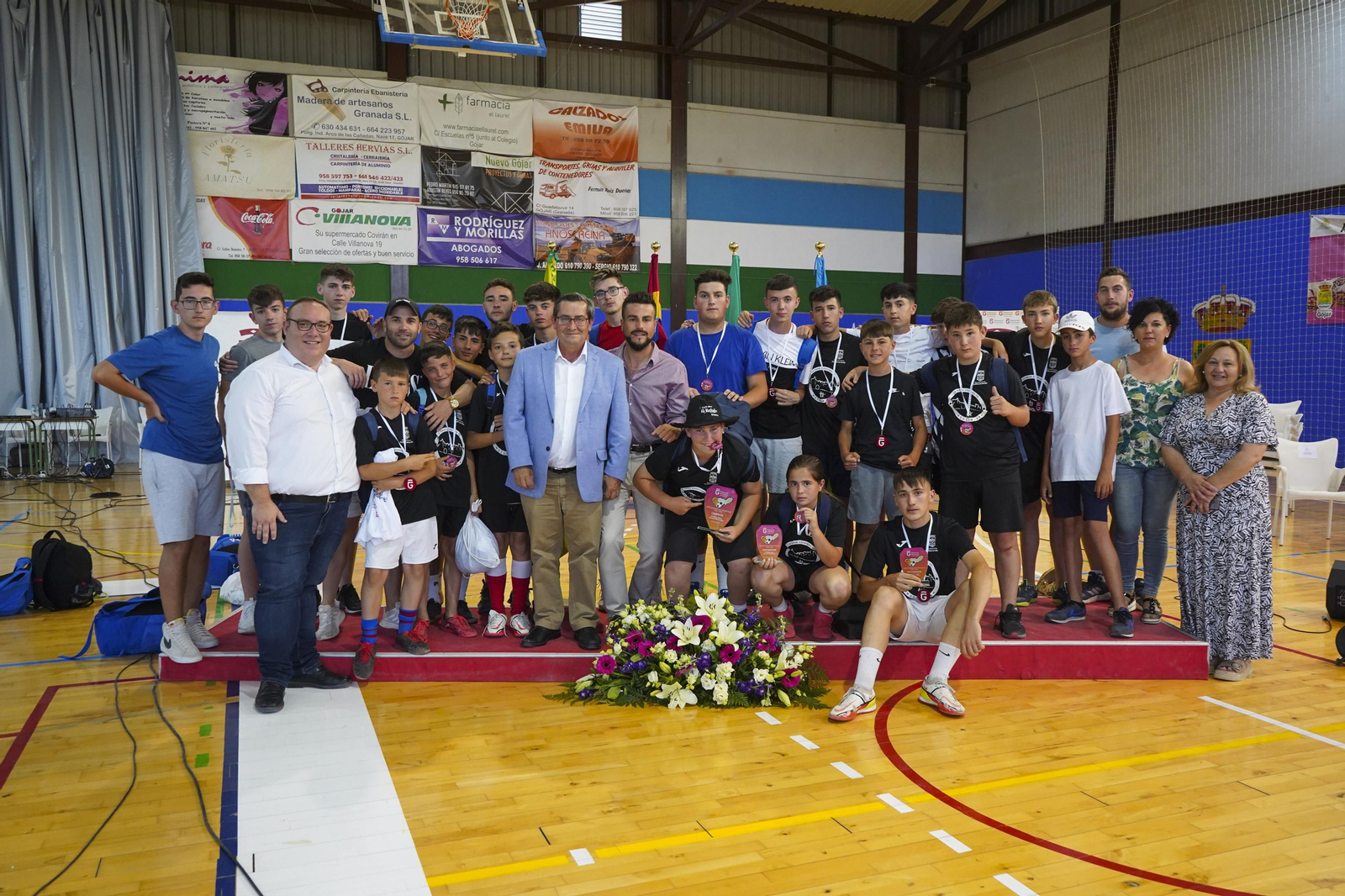 El presidente de la Diputación con alguno de los participantes.