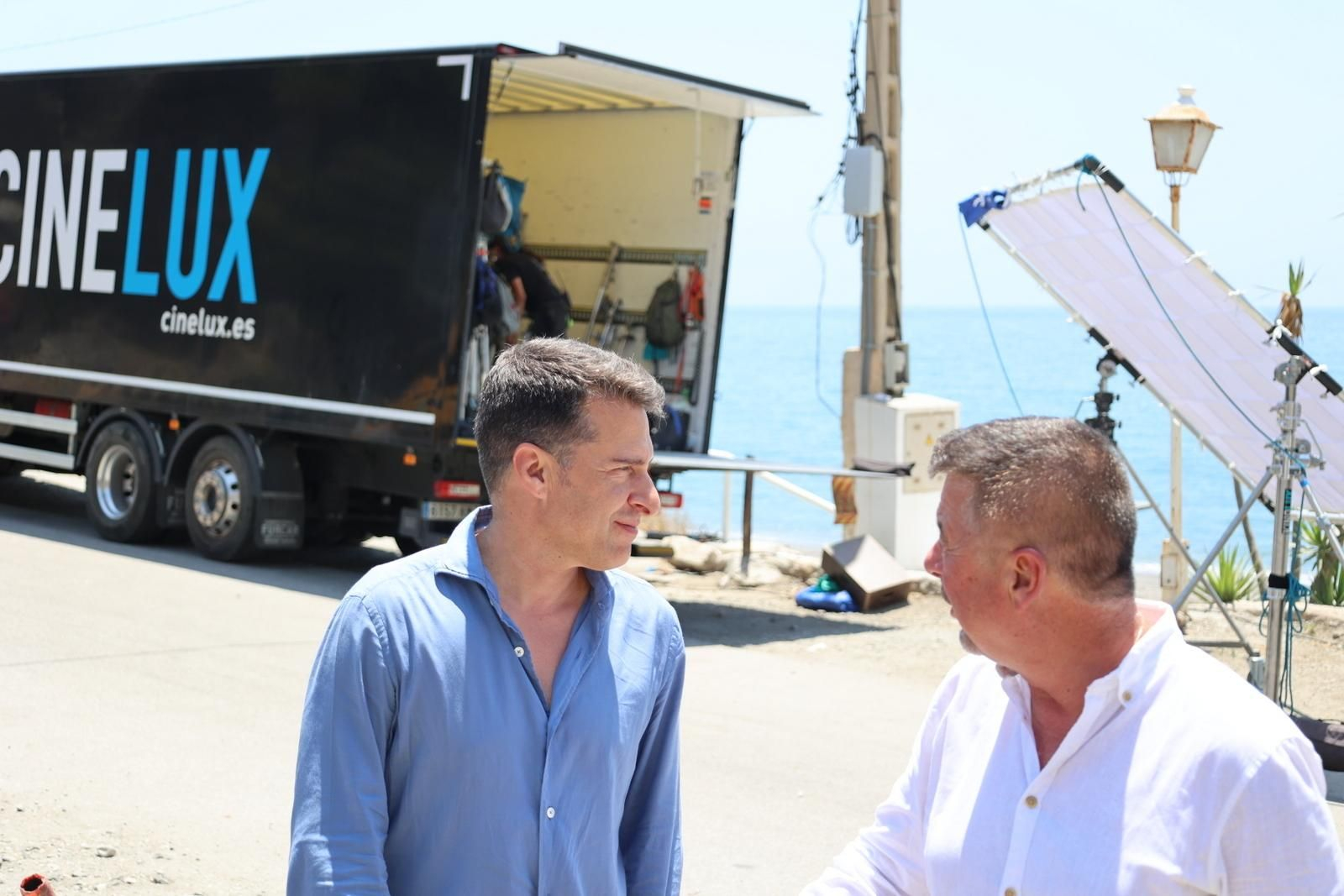 El alcalde de Torrox y el presidente de la Mancomunidad de la Axarquía visitan el rodaje en Torrox de nueva serie de Netflix.