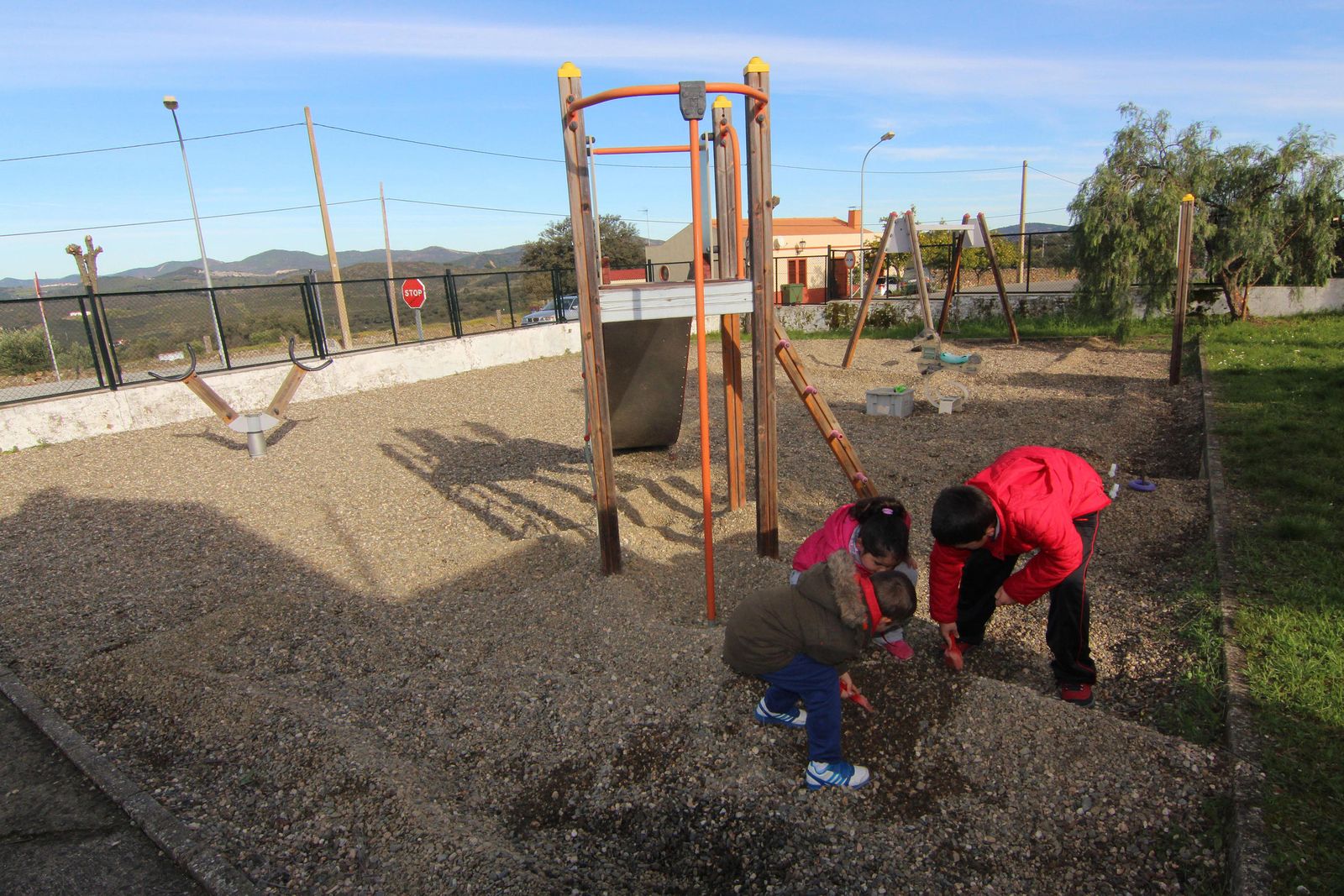 Niños juegan en un parque infantil de El Madroño, único municipio de Sevilla sin casos Covid, de momento.