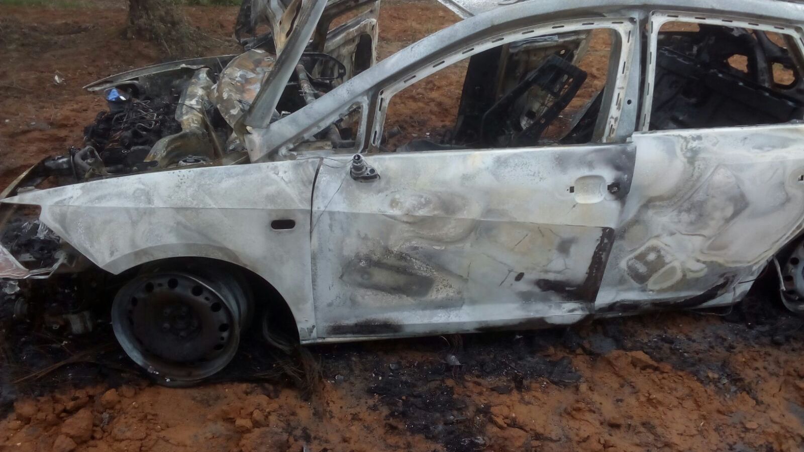 El coche quemado en un olivar de Benacazón.