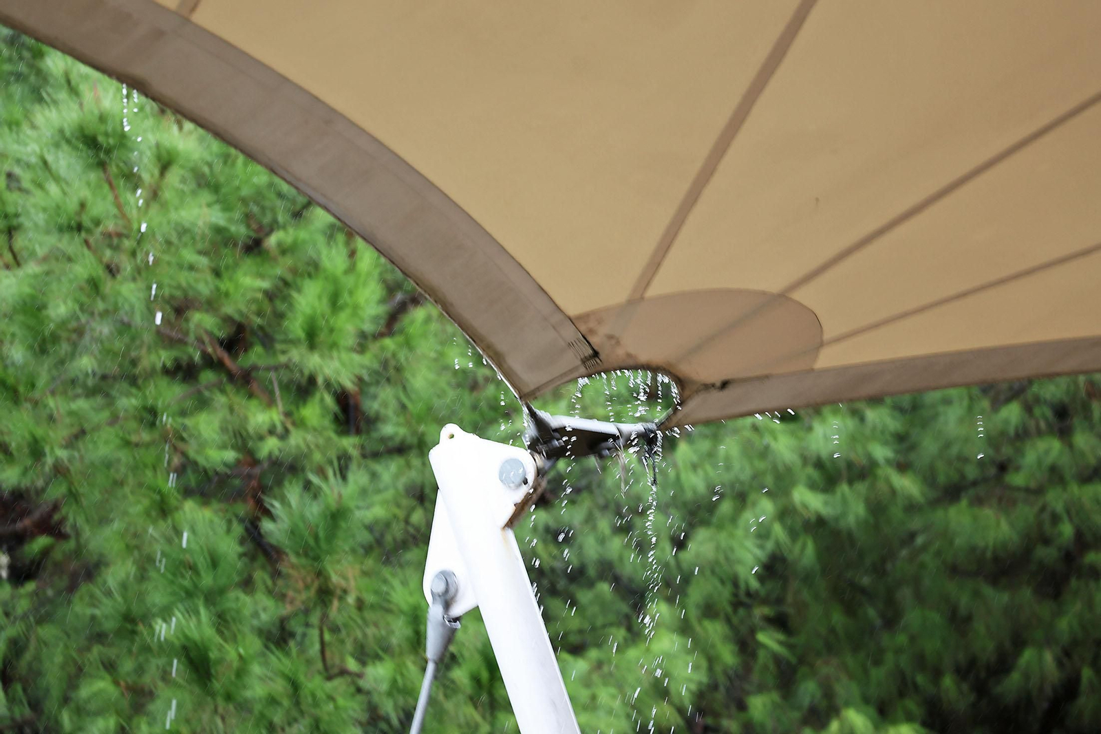 Imágenes de la lluviosa mañana de sábado en Huelva