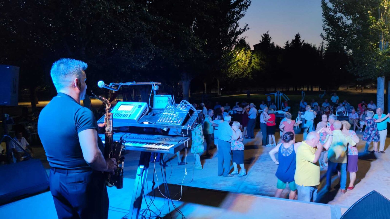 Vecinos de todas las edades “bailan al fresquito” en Huétor Tájar