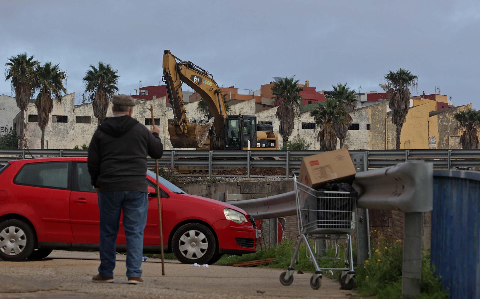 El inicio del derribo del puente de Los Pastores de Algeciras, en imágenes
